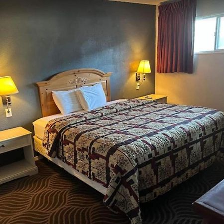 Love Hotels Western Holiday By Oyo At Harlan Lake Ne Alma Dış mekan fotoğraf