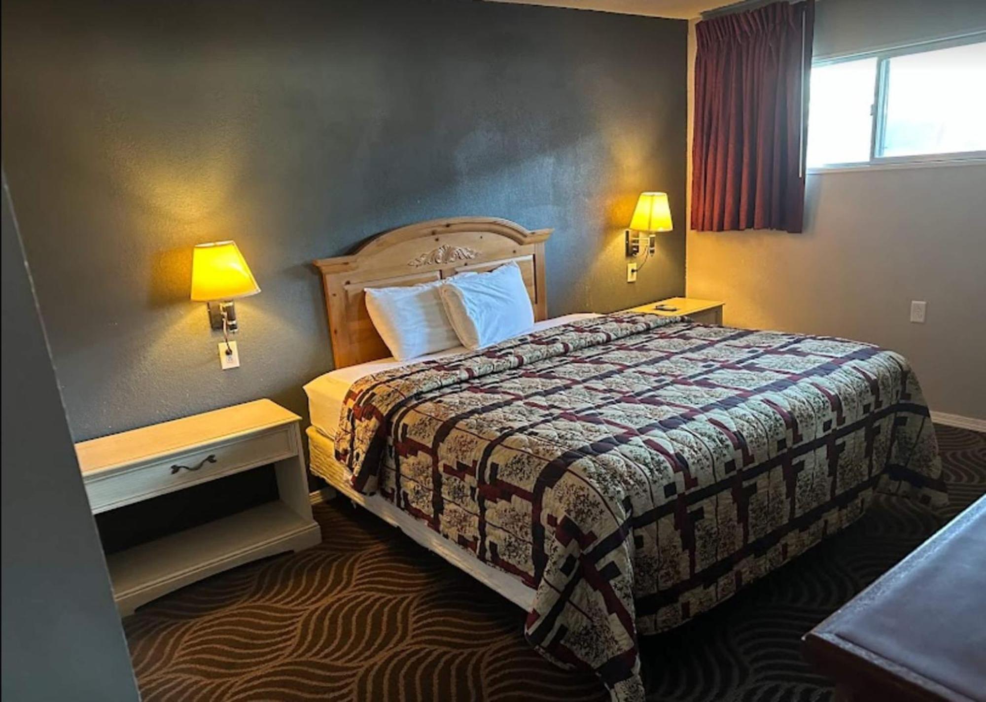 Love Hotels Western Holiday By Oyo At Harlan Lake Ne Alma Dış mekan fotoğraf