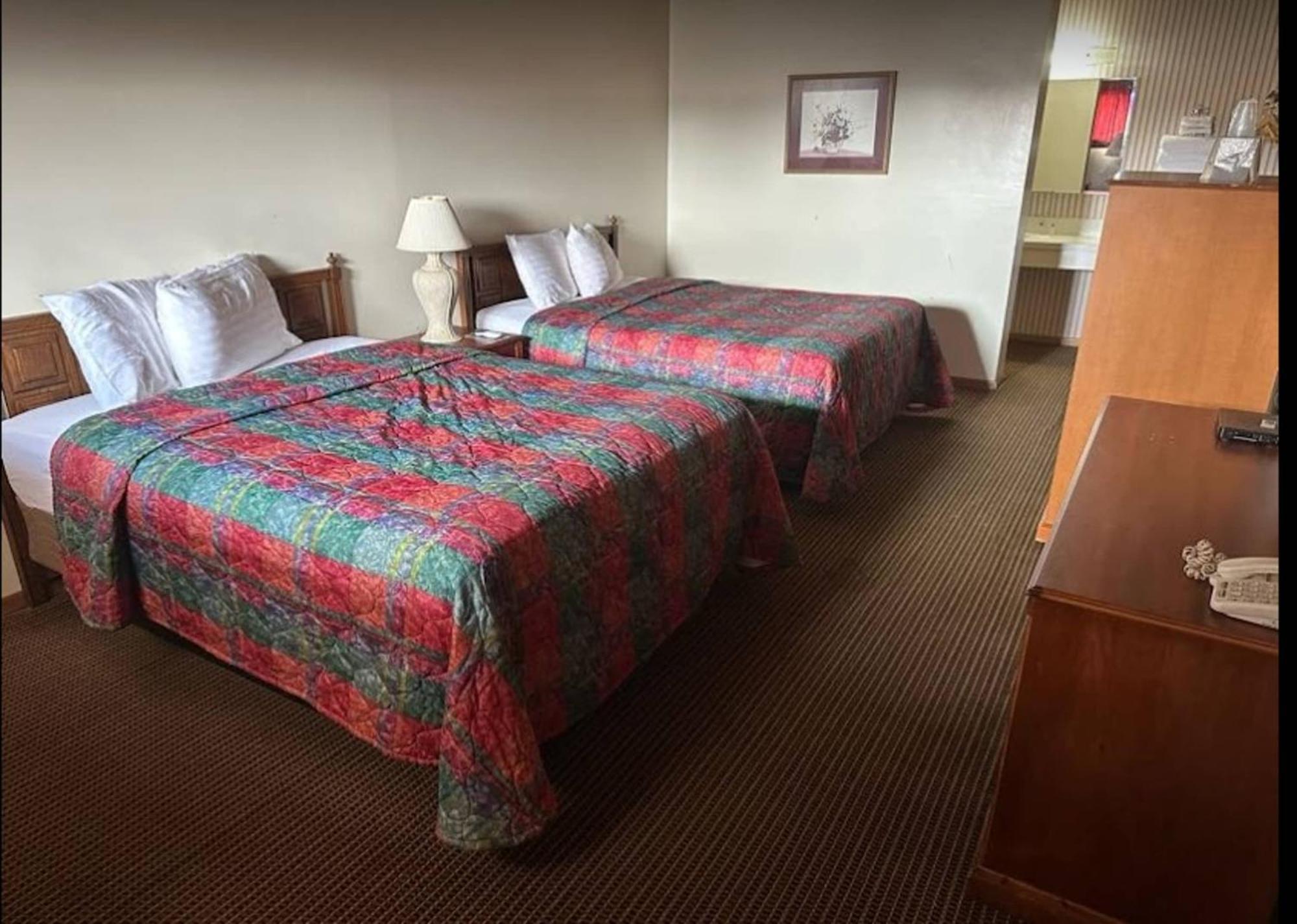 Love Hotels Western Holiday By Oyo At Harlan Lake Ne Alma Dış mekan fotoğraf