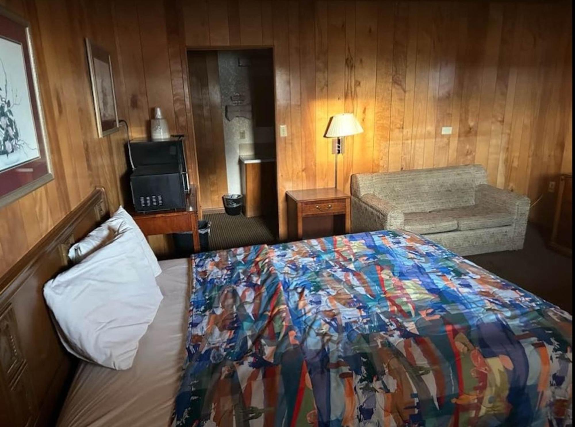 Love Hotels Western Holiday By Oyo At Harlan Lake Ne Alma Dış mekan fotoğraf