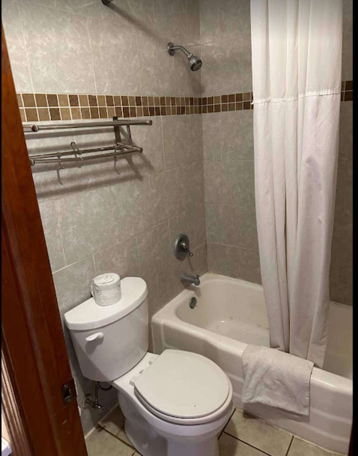 Love Hotels Western Holiday By Oyo At Harlan Lake Ne Alma Dış mekan fotoğraf