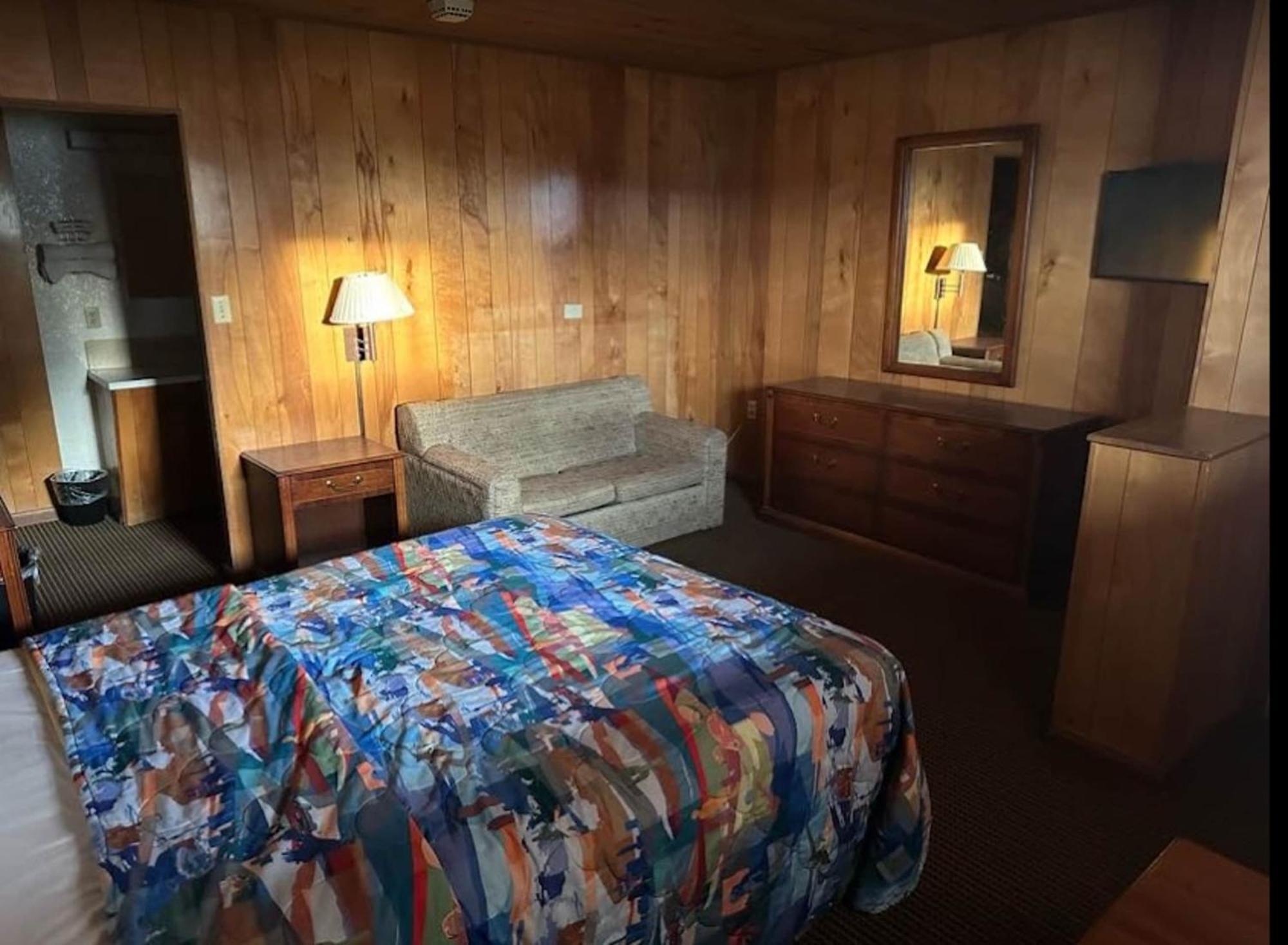 Love Hotels Western Holiday By Oyo At Harlan Lake Ne Alma Dış mekan fotoğraf
