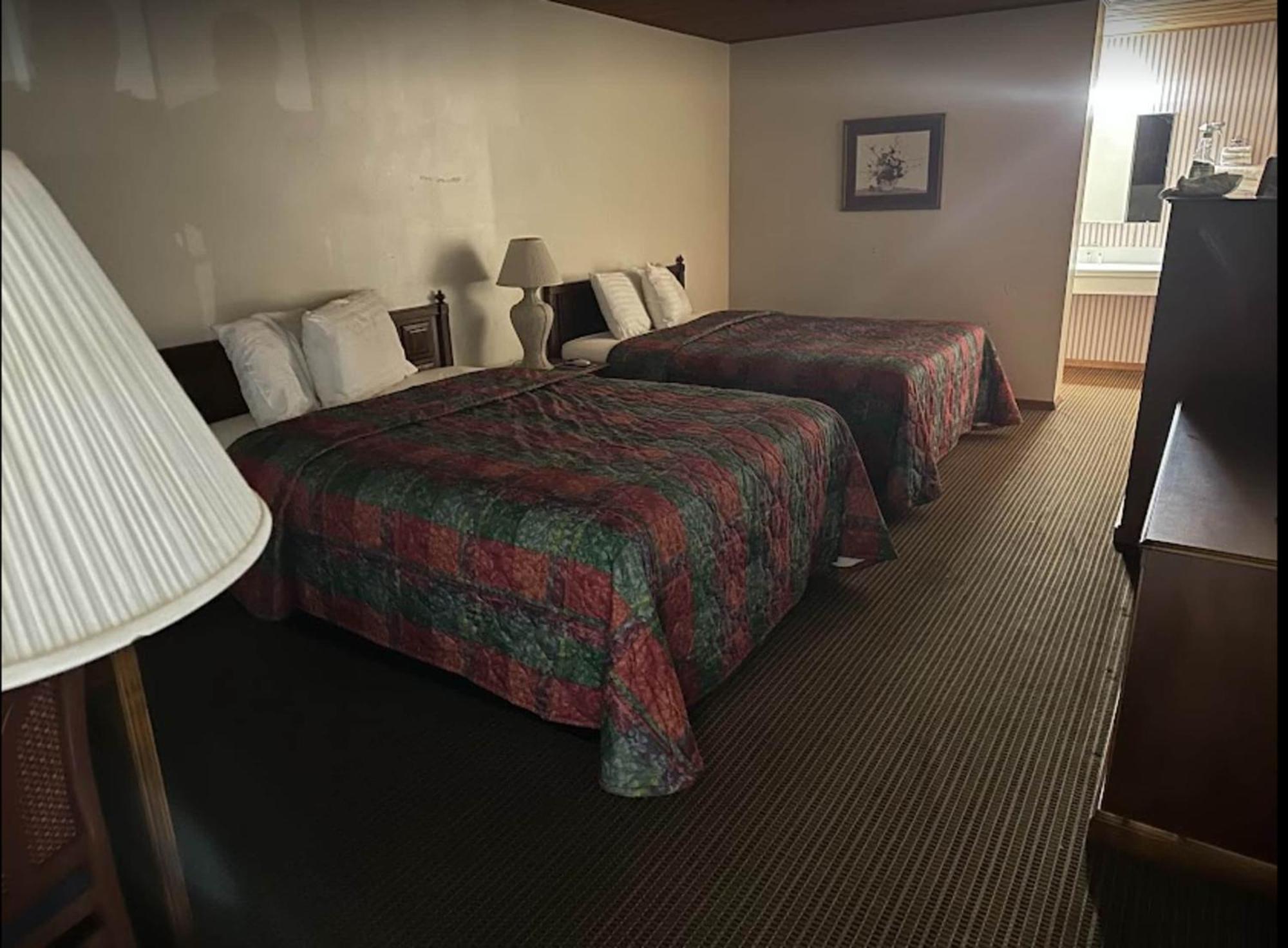Love Hotels Western Holiday By Oyo At Harlan Lake Ne Alma Dış mekan fotoğraf