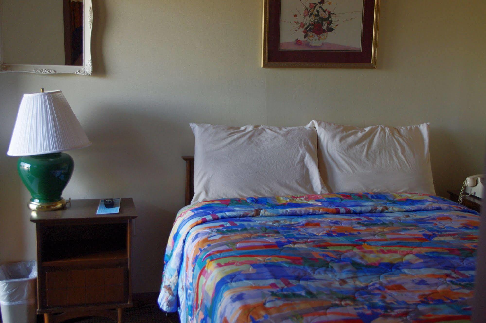 Love Hotels Western Holiday By Oyo At Harlan Lake Ne Alma Dış mekan fotoğraf